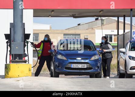 Madrid, Spanien. 12. März 2022. Ein Auto wird an einer Tankstelle betankt, während die Kraftstoffpreise in Madrid, Spanien, steigen, 12. März 2022. Kredit: Gustavo Valiente/Xinhua/Alamy Live Nachrichten Stockfoto