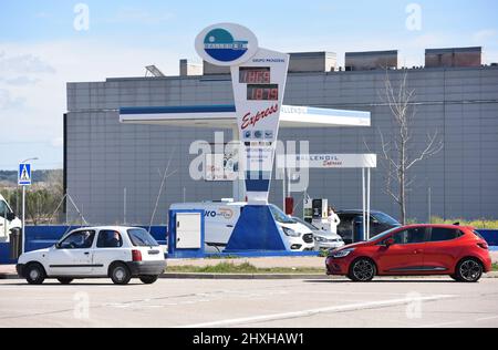 Madrid. 12. März 2022. Das am 12. März 2022 aufgenommene Foto zeigt eine Tankstelle inmitten des Anstiegs der Kraftstoffpreise in Madrid, Spanien. Kredit: Gustavo Valiente/Xinhua/Alamy Live Nachrichten Stockfoto