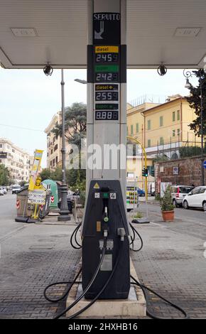 Rom, Italien. 12. März 2022. Am 12. März 2022 wird an einer Tankstelle in Rom, Italien, ein Preisboard gesehen. Der Kraftstoffpreis für Autos in Italien lag zuletzt über 2,00 Euro pro Liter. Quelle: Jin Mamengni/Xinhua/Alamy Live News Stockfoto