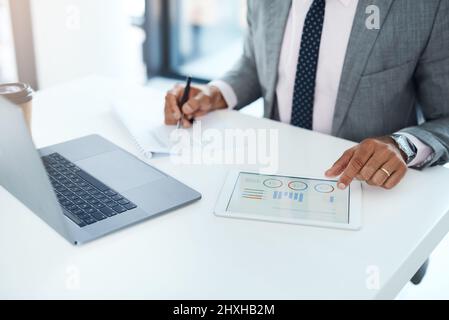 Technologie macht es Ihnen leicht, Ihr Unternehmen im Auge zu behalten. Ausgeschnittene Aufnahme eines nicht erkennbaren Geschäftsmanns mit einem digitalen Tablet. Stockfoto