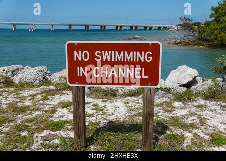 Big Pine Key, Florida, USA - 20. Februar 2022 - das Zeichen, das Besucher darauf hinweist, dass im Bahia Honda State Park kein Schwimmen im Kanal erlaubt ist Stockfoto