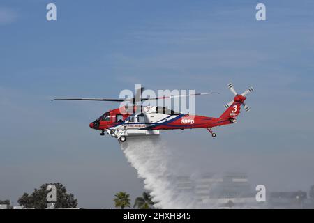 San Diego Fire-Rescue Copter 3 lässt Wasser fallen Stockfoto