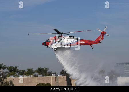 San Diego Fire-Rescue Copter 3 lässt Wasser fallen Stockfoto