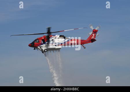 San Diego Fire-Rescue Copter 3 lässt Wasser fallen. Stockfoto