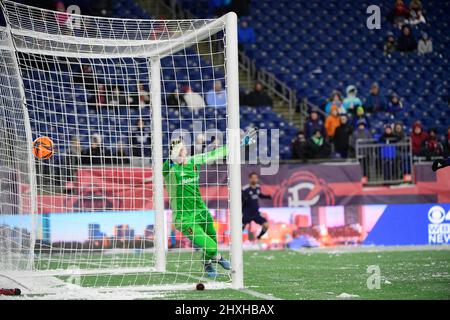 Foxborough Massachusetts, USA. 12. März 2022. Real Salt Lake Torwart Zac MacMath (18) lässt den Ball beim MLS-Spiel zwischen Real Salt Lake und der New England Revolution im Gillette Stadium in Foxborough, Massachusetts, an ihn vorbei. Real Salt Lake besiegt die New England Revolution 3-2. Eric Canha/CSM/Alamy Live News Stockfoto