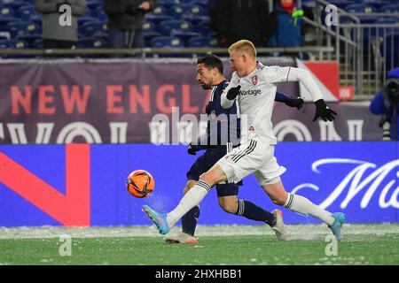 Foxborough Massachusetts, USA. 12. März 2022. Real Salt Lake Verteidiger Justen Glad (15) und New England Revolution Mittelfeldspieler Sebastian Lletget (17) Rennen um den Ball während des MLS-Spiels zwischen Real Salt Lake und der New England Revolution im Gillette Stadium in Foxborough Massachusetts. Real Salt Lake besiegt die New England Revolution 3-2. Eric Canha/CSM/Alamy Live News Stockfoto