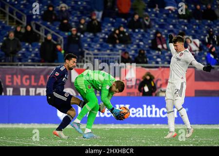 Foxborough Massachusetts, USA. 12. März 2022. Real Salt Lake Torwart Zac MacMath (18) greift den Ball, während der Mittelfeldspieler der New England Revolution, Sebastian Lletget (17), während des MLS-Spiels zwischen Real Salt Lake und der New England Revolution im Gillette Stadium in Foxborough, Massachusetts, weiterspielt. Real Salt Lake besiegt die New England Revolution 3-2. Eric Canha/CSM/Alamy Live News Stockfoto