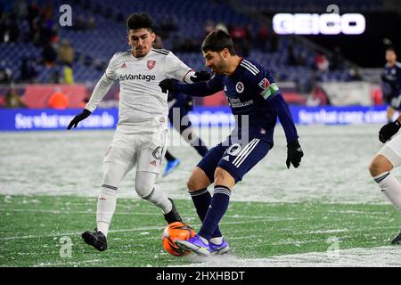 Foxborough Massachusetts, USA. 12. März 2022. Der Mittelfeldspieler der New England Revolution Carles Gil (10) schlägt den Mittelfeldspieler Pablo Ruiz (6) von Real Salt Lake während des MLS-Spiels zwischen Real Salt Lake und der New England Revolution, das im Gillette Stadium in Foxborough, Massachusetts, ausgetragen wurde. Real Salt Lake besiegt die New England Revolution 3-2. Eric Canha/CSM/Alamy Live News Stockfoto