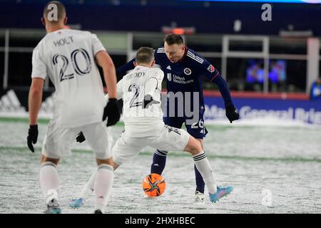 Foxborough Massachusetts, USA. 12. März 2022. Der Mittelfeldspieler der New England Revolution, Thomas McNamara (26), tritt beim MLS-Spiel zwischen Real Salt Lake und der New England Revolution im Gillette Stadium in Foxborough, Massachusetts, gegen den Real Salt Lake-Verteidiger Andrew Brody (2) an. Real Salt Lake besiegt die New England Revolution 3-2. Eric Canha/CSM/Alamy Live News Stockfoto