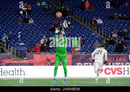 Foxborough Massachusetts, USA. 12. März 2022. Real Salt Lake Torhüter Zac MacMath (18), der den Ball während des MLS-Spiels zwischen Real Salt Lake und der New England Revolution im Gillette Stadium in Foxborough, Massachusetts, erwischen wird. Real Salt Lake besiegt die New England Revolution 3-2. Eric Canha/CSM/Alamy Live News Stockfoto