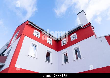 Sparneck, Deutschland. 11.. Februar 2022. Die frischen Farben eines renovierten Hauses leuchten im Sonnenlicht. Viele Kommunen fördern Renovierung statt Neubau. (Zu dpa-KORR Donut oder Donut? Freie Stellen statt Neubau in den bayerischen Gemeinden) Quelle: Nicolas Armer/dpa/Alamy Live News Stockfoto