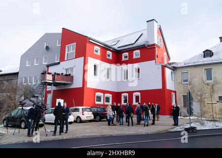 Sparneck, Deutschland. 11.. Februar 2022. Ein renoviertes Haus im Stadtzentrum steht neben einem älteren Gebäude. Viele Kommunen fördern Renovierung statt Neubau. (Zu dpa-KORR Donut oder Donut? Freie Stellen statt Neubau in den bayerischen Gemeinden) Quelle: Nicolas Armer/dpa/Alamy Live News Stockfoto