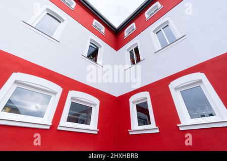 Sparneck, Deutschland. 11.. Februar 2022. Die frischen Farben eines renovierten Hauses leuchten im Sonnenlicht. Viele Kommunen fördern Renovierung statt Neubau. (Zu dpa-KORR Donut oder Donut? Freie Stellen statt Neubau in den bayerischen Gemeinden) Quelle: Nicolas Armer/dpa/Alamy Live News Stockfoto