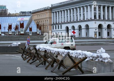 Kiew, Ukraine. 8. März 2022. Allgemeine Ansicht der Hauptstadt Kiew während des Krieges. Russische Streitkräfte starteten seit Februar 24. eine umfassende Invasion der Ukraine. Russische Streitkräfte rücken auf die ukrainische Hauptstadt vor und sind vermutlich etwa 25 Kilometer entfernt. Beobachter glauben, dass die Einnahme der Hauptstadt ein zentrales Ziel der russischen Invasion ist. (Bild: © Mohammad Javad Abjoushak/SOPA-Bilder über ZUMA Press Wire) Stockfoto