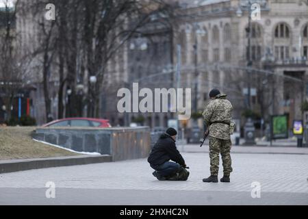 Kiew, Ukraine. 8. März 2022. Ein ukrainischer Soldat überprüft während des Krieges einen Mann in der Hauptstadt Kiew. Russische Streitkräfte starteten seit Februar 24. eine umfassende Invasion der Ukraine. Russische Streitkräfte rücken auf die ukrainische Hauptstadt vor und sind vermutlich etwa 25 Kilometer entfernt. Beobachter glauben, dass die Einnahme der Hauptstadt ein zentrales Ziel der russischen Invasion ist. (Bild: © Mohammad Javad Abjoushak/SOPA-Bilder über ZUMA Press Wire) Stockfoto