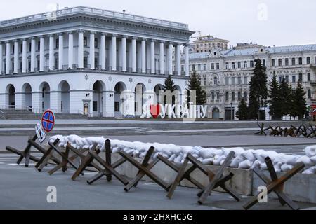 Kiew, Ukraine. 8. März 2022. Allgemeine Ansicht der Hauptstadt Kiew während des Krieges. Russische Streitkräfte starteten seit Februar 24. eine umfassende Invasion der Ukraine. Russische Streitkräfte rücken auf die ukrainische Hauptstadt vor und sind vermutlich etwa 25 Kilometer entfernt. Beobachter glauben, dass die Einnahme der Hauptstadt ein zentrales Ziel der russischen Invasion ist. (Bild: © Mohammad Javad Abjoushak/SOPA-Bilder über ZUMA Press Wire) Stockfoto