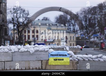 Kiew, Ukraine. 8. März 2022. Allgemeine Ansicht der Hauptstadt Kiew während des Krieges. Russische Streitkräfte starteten seit Februar 24. eine umfassende Invasion der Ukraine. Russische Streitkräfte rücken auf die ukrainische Hauptstadt vor und sind vermutlich etwa 25 Kilometer entfernt. Beobachter glauben, dass die Einnahme der Hauptstadt ein zentrales Ziel der russischen Invasion ist. (Bild: © Mohammad Javad Abjoushak/SOPA-Bilder über ZUMA Press Wire) Stockfoto