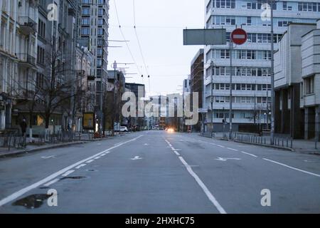 Kiew, Ukraine. 8. März 2022. Leere und menschenleere Straßen der Hauptstadt Kiew während des Krieges. Russische Streitkräfte starteten seit Februar 24. eine umfassende Invasion der Ukraine. Russische Streitkräfte rücken auf die ukrainische Hauptstadt vor und sind vermutlich etwa 25 Kilometer entfernt. Beobachter glauben, dass die Einnahme der Hauptstadt ein zentrales Ziel der russischen Invasion ist. (Bild: © Mohammad Javad Abjoushak/SOPA-Bilder über ZUMA Press Wire) Stockfoto