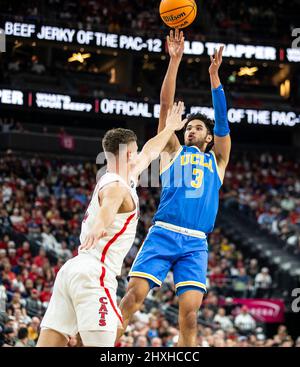 Las Vegas, NV, USA. 12. März 2022. A. UCLA-Wächter Johnny Juzang (3) schießt den Ball in der ersten Hälfte während des NCAA Pac 12 Männer Basketball Tournament Championship Spiels zwischen UCLA Bruins und den Arizona Wildcats in der T Mobile Arena Las Vegas, NV. Thurman James/CSM/Alamy Live News Stockfoto