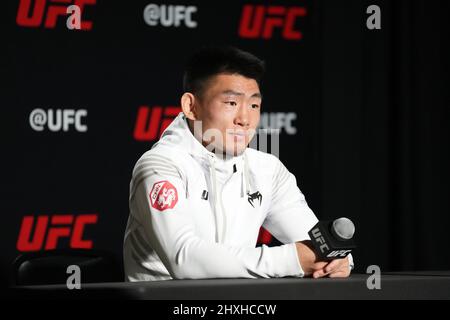 LAS VEGAS, NV - 12. März: Song Yadong trifft sich mit der Presse nach dem Sieg beim UFC Apex für den UFC Vegas 50 - Santos vs Ankalaev - Event am 12. März 2022 in LAS VEGAS, USA. (Foto von Louis Grasse/PxImages) Stockfoto