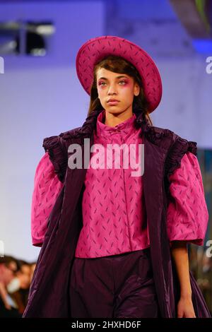 Lissabon, Portugal. 12. März 2022. Ein Model geht während der Buzina Fashion Show auf der ModaLisboa Metaphysisch, Lisbon Fashion Week in Lisboa auf die Piste. (Foto von Bruno de Carvalho/SOPA Images/Sipa USA) Quelle: SIPA USA/Alamy Live News Stockfoto