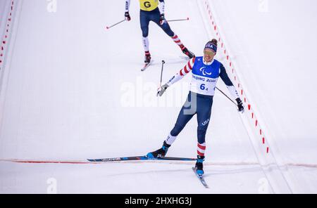 Zhangjiakou, China. 13. März 2022. Paralympics, Para Ski Nordic, Cross Country, Freestyle, Mixed Relay, Jake Adicoff (vorne) feiert die Goldmedaille nach dem Mixed-Relay-Rennen über 4 x 2,5 Kilometer. Quelle: Jens Büttner/dpa-Zentralbild/dpa/Alamy Live News Stockfoto