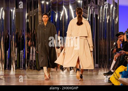 Lissabon, Portugal. 12. März 2022. Models gehen während der Luis Carvalho Modenschau auf der ModaLisboa Metaphysisch, Lisbon Fashion Week in Lisboa auf die Piste. Kredit: SOPA Images Limited/Alamy Live Nachrichten Stockfoto