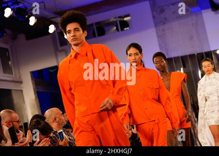 Lissabon, Portugal. 12. März 2022. Models gehen während der Luis Carvalho Modenschau auf der ModaLisboa Metaphysisch, Lisbon Fashion Week in Lisboa auf die Piste. Kredit: SOPA Images Limited/Alamy Live Nachrichten Stockfoto