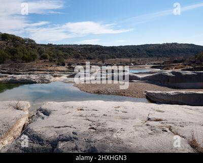 Kalkstein- und Sandbars am Pedernales River im Pedernales Falls State Park in Texas. Stockfoto