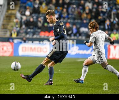 Chester, Pennsylvania, USA. 12. März 2022. 12. März 2022, Chester PA- Philadelphia Union Spieler, JACK ELLIOTT (3) kämpft für den Ball mit JAVIER LOPEZ (9) von den San Jose Erdbeben während des Spiels im Subaru Park (Bild: © Ricky Fitchett/ZUMA Press Wire) Stockfoto