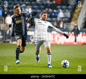 Chester, Pennsylvania, USA. 12. März 2022. 12. März 2022, Chester PA- Philadelphia Union Spieler, Kai WAGNER (27) kämpft für den Ball mit ERIC REMEDI (5) von den Erdbeben in San Jose während des Spiels im Subaru Park (Foto: © Ricky Fitchett/ZUMA Press Wire) Stockfoto