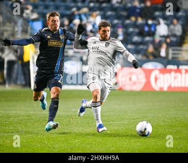 Chester, Pennsylvania, USA. 12. März 2022. 12. März 2022, Chester PA- Philadelphia Union Spieler, Kai WAGNER (27) kämpft für den Ball mit ERIC REMEDI (5) von den Erdbeben in San Jose während des Spiels im Subaru Park (Foto: © Ricky Fitchett/ZUMA Press Wire) Stockfoto