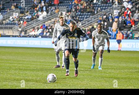 Chester, Pennsylvania, USA. 12. März 2022. Am 12. März 2022 schiebt Daniel GAZDAG (6), Spieler der PA in Chester, Philadelphia Union, den Ball während des Spiels im Subaru Park gegen die Erdbeben in San Jose nach unten (Bild: © Ricky Fitchett/ZUMA Press Wire) Stockfoto