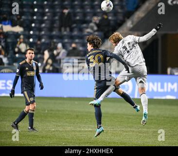 Chester, Pennsylvania, USA. 12. März 2022. 12. März 2022, Chester PA- Philadelphia Union Spieler, PAXTEN AARONSON (30) kämpft für den Ball gegen die San Jose Erdbeben JACKSON YUEILL (14) während des Spiels im Subaru Park (Foto: © Ricky Fitchett/ZUMA Press Wire) Stockfoto