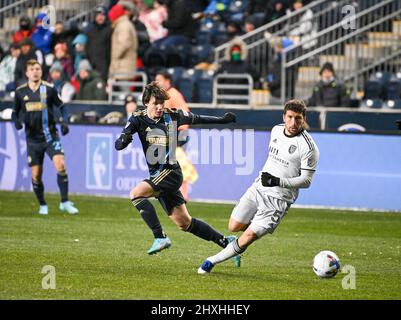 Chester, Pennsylvania, USA. 12. März 2022. 12. März 2022, Chester PA- Philadelphia Union Spieler, PAXTEN AARONSON (30) kämpft für den Ball gegen die Erdbeben in San Jose ERIC REMEDI (5) während des Spiels im Subaru Park (Foto: © Ricky Fitchett/ZUMA Press Wire) Stockfoto