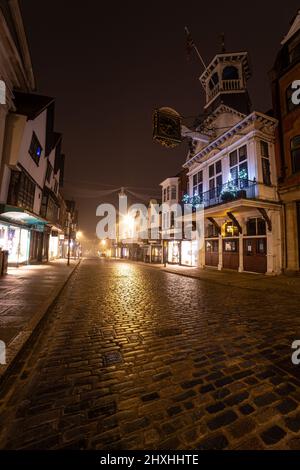 Guildford High Street bei Nacht Surrey England Europa Stockfoto