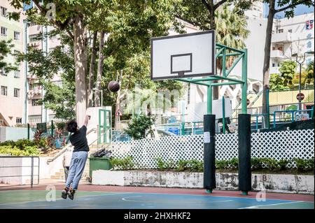 Hongkong. 01. März 2022. Ein kleiner Junge schießt auf ein Backboard ohne Netz. Angesichts der zunehmenden Fälle in Hongkong hat die Abteilung für Freizeit- und Kulturdienste alle Spielplätze, Freizeiteinrichtungen, Grillplätze, Campingplätze geschlossen und sie haben begrenzte Sitzplätze an allen öffentlichen Plätzen, um Versammlungen zu reduzieren. Kredit: SOPA Images Limited/Alamy Live Nachrichten Stockfoto