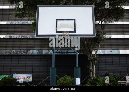 Hongkong. 10. Januar 2022. Basketballkörbe und -Netze wurden in Quarry Bay entfernt. Angesichts der zunehmenden Fälle in Hongkong hat die Abteilung für Freizeit- und Kulturdienste alle Spielplätze, Freizeiteinrichtungen, Grillplätze, Campingplätze geschlossen und sie haben begrenzte Sitzplätze an allen öffentlichen Plätzen, um Versammlungen zu reduzieren. Kredit: SOPA Images Limited/Alamy Live Nachrichten Stockfoto