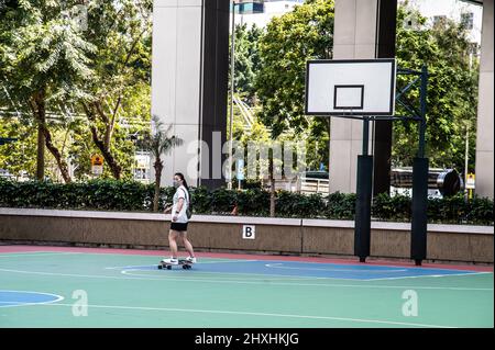 Hongkong. 01. März 2022. Ein Einzelgänger nutzt den verfügbaren Platz auf einem Basketballplatz in Quarry Bay. Angesichts der zunehmenden Fälle in Hongkong hat die Abteilung für Freizeit- und Kulturdienste alle Spielplätze, Freizeiteinrichtungen, Grillplätze, Campingplätze geschlossen und sie haben begrenzte Sitzplätze an allen öffentlichen Plätzen, um Versammlungen zu reduzieren. Kredit: SOPA Images Limited/Alamy Live Nachrichten Stockfoto