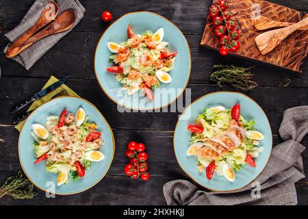 Caesar Salat mit Hühnerlachs und Garnelen Stockfoto