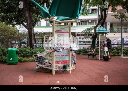 Hongkong. 03.. Februar 2022. Ein öffentliches Erholungsgebiet ist von der Nutzung ausgeschlossen. Angesichts der zunehmenden Fälle in Hongkong hat die Abteilung für Freizeit- und Kulturdienste alle Spielplätze, Freizeiteinrichtungen, Grillplätze, Campingplätze geschlossen und sie haben begrenzte Sitzplätze an allen öffentlichen Plätzen, um Versammlungen zu reduzieren. (Foto von Ben Marans/SOPA Images/Sipa USA) Quelle: SIPA USA/Alamy Live News Stockfoto