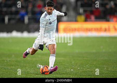 Washington, DC, USA. 12. März 2022. Chicago Fire Defender Mauricio Pineda (22) spielt den Ball während des MLS-Spiels zwischen Chicago Fire und der DC United im Audi-Feld in Washington, DC. Reggie Hildred/CSM/Alamy Live News Stockfoto