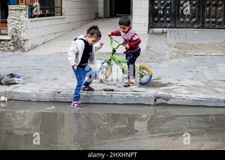 Gaza-Stadt, Palästina. 12. März 2022. Palästinensische Kinder spielen vor ihrem Haus im nördlichen Gazastreifen. (Foto von Mahmoud Issa/SOPA Images/Sipa USA) Quelle: SIPA USA/Alamy Live News Stockfoto