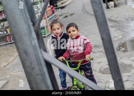 Gaza-Stadt, Palästina. 12. März 2022. Palästinensische Kinder spielen vor ihrem Haus im nördlichen Gazastreifen. (Foto von Mahmoud Issa/SOPA Images/Sipa USA) Quelle: SIPA USA/Alamy Live News Stockfoto