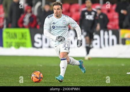 Washington, DC, USA. 12. März 2022. Der Chicago Fire Mittelfeldspieler Xherdan Shaqiri (10) dribbelt beim MLS-Spiel zwischen dem Chicago Fire und der DC United im Audi Field in Washington, DC. Reggie Hildred/CSM/Alamy Live News Stockfoto