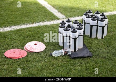 Wasserflaschen für die Spieler während Dagenham & Redbridge gegen York City, Buildbase FA Trophy Football im Chigwell Construction Stadium am 12. Marc Stockfoto
