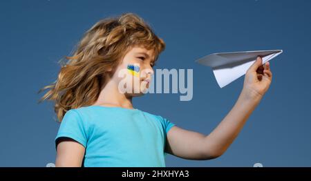 Schließen Sie den Himmel über der Ukraine Banner. Keine Flugzone über der Ukraine. Kinder protestieren. Russische Geopolitik und Krise in der Ukraine. Stockfoto