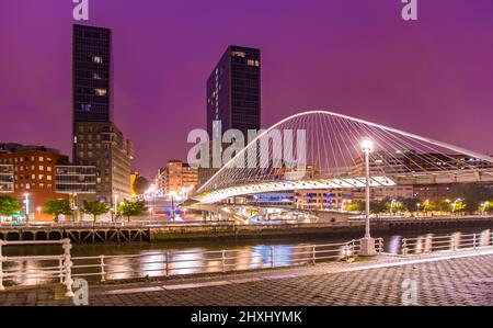 Bilbao Flussufer bei Nacht Baskenland Nordspanien Europa Stockfoto