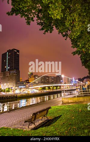 Bilbao Flussufer bei Nacht Baskenland Nordspanien Europa Stockfoto