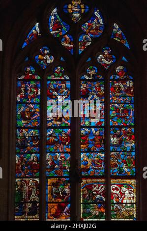 Dieser Jesse-Baum, der die genealogische Abstammung Christi vom Vater des Königs David zeigt, wurde 1512 im Église Saint-Rémi in Ceffonds, einem Dorf in der Champagne in Frankreich, installiert. Das Fenster ist ein schönes Beispiel für den Troyenne-Stil aus bemaltem Glas, der in Troyes, der historischen Hauptstadt der Region, perfektioniert wurde. Stockfoto